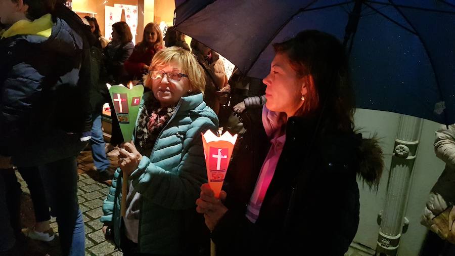 Miles de personas acompañaron eN Luarca a la imagen hasta La Atalaya