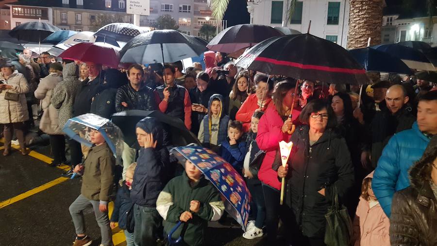 Miles de personas acompañaron eN Luarca a la imagen hasta La Atalaya