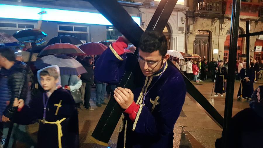 Miles de personas acompañaron eN Luarca a la imagen hasta La Atalaya