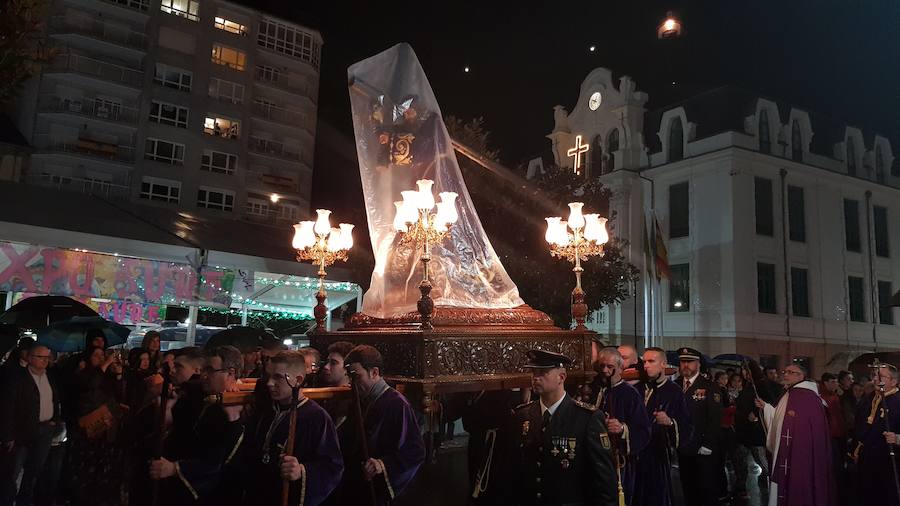 Miles de personas acompañaron eN Luarca a la imagen hasta La Atalaya