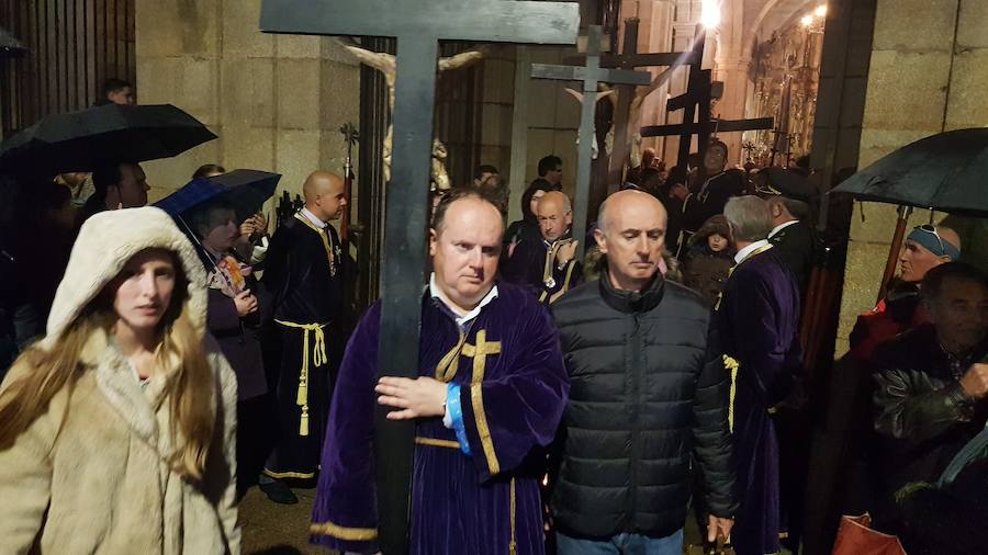 Miles de personas acompañaron eN Luarca a la imagen hasta La Atalaya