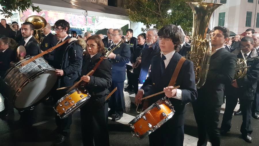 Miles de personas acompañaron eN Luarca a la imagen hasta La Atalaya