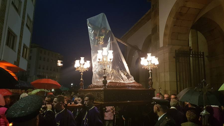 Miles de personas acompañaron eN Luarca a la imagen hasta La Atalaya