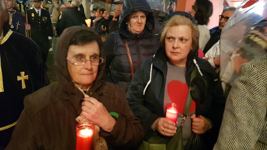 Miles de personas acompañaron eN Luarca a la imagen hasta La Atalaya