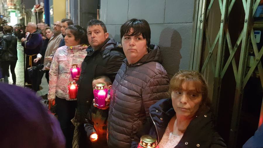 Miles de personas acompañaron eN Luarca a la imagen hasta La Atalaya