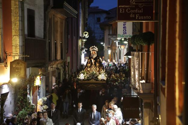 La Virgen Dolorosa, a hombros de costaleros de La Guía, a su paso por las calles de Llanes. 
