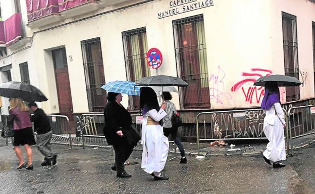 La lluvia y el granizo impiden salir a las primeras procesiones de Sevilla