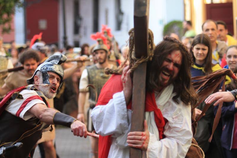 El Vía Crucis Viviente de Infiesto vivió este viernes una de sus jornadas más exitosas y multitudinarias. Se completó la sexta edición de una actividad que ya se ha ganado un lugar destacado entre las celebraciones de Semana Santa en Asturias.