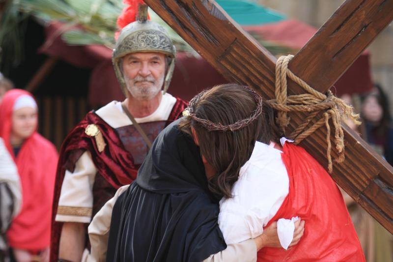 El Vía Crucis Viviente de Infiesto vivió este viernes una de sus jornadas más exitosas y multitudinarias. Se completó la sexta edición de una actividad que ya se ha ganado un lugar destacado entre las celebraciones de Semana Santa en Asturias.