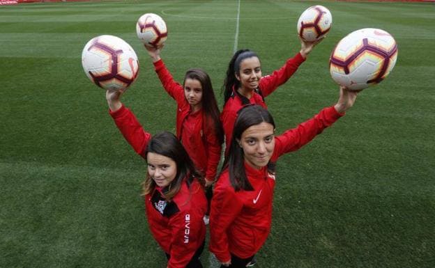 Jugadoras del Sporting y del Gijón FF, en El Molinón, 