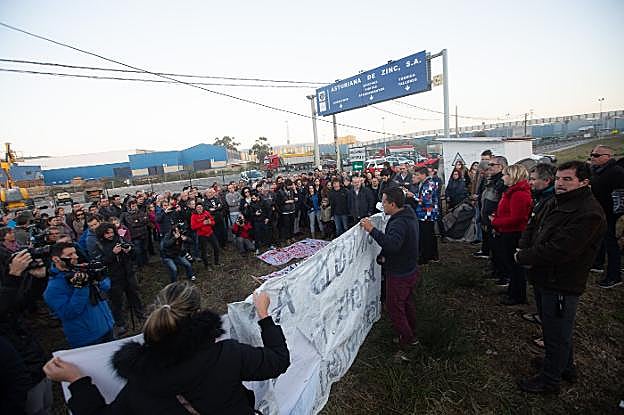 Manifestación en apoyo a los intoxicados con motivo de la última huelga de hambre a las puertas de la factoría de AZSA. 