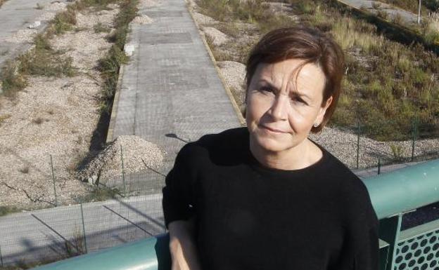 La alcaldesa, Carmen Moriyón, en los terrenos afectados por el plan. 