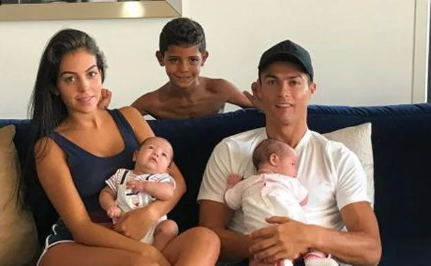 La modelo y el futbolista ya son familia numerosa. 
