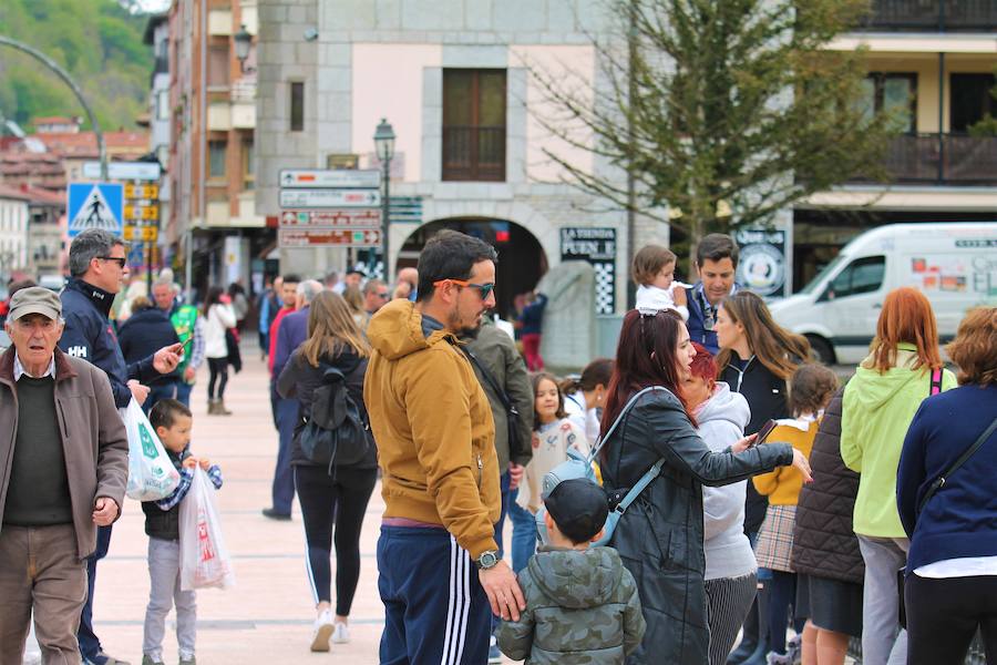 Las buenas temperaturas han animado a echarse a las calles y disfrutar de una jornada soleada en el oriente asturiano