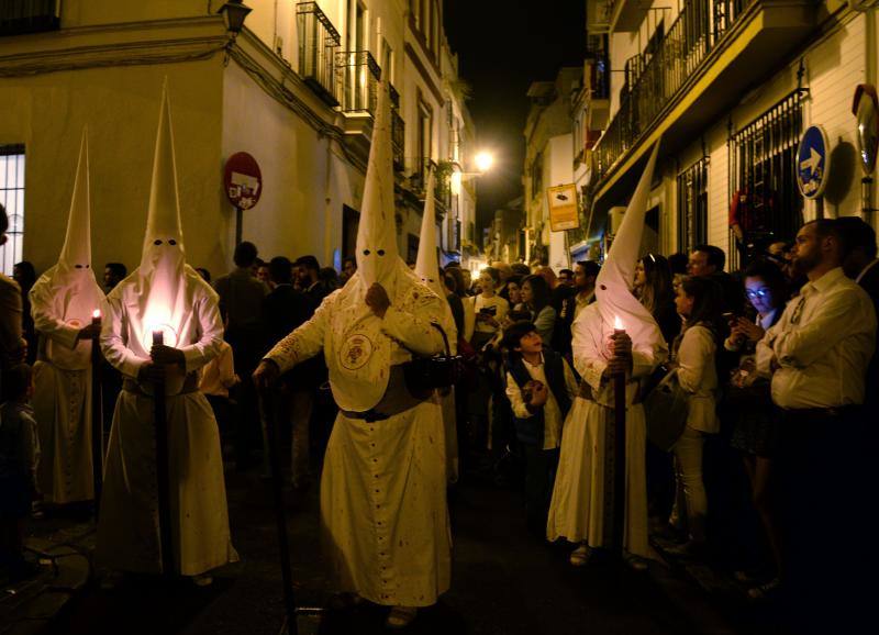 Los penitentes participan en la procesión del Domingo de Ramos de la hermandad 'La Cena' en Sevilla