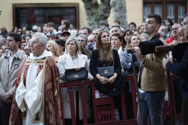 La asturiana ha decidido pasar unos días en su tierra aprovechando la Semana Santa, se ha podido ver a la actriz presenciando en primera linea la procesión del Sábado Santo.