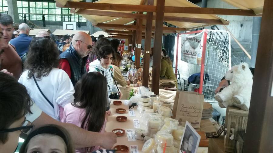 Un total de 45 expositores dieron a conocer sus productos agroalimentarios como embutidos, cerveza o panes, de los cuales 27 eran queserías que pusieron a la ventas sus mejores quesos. 