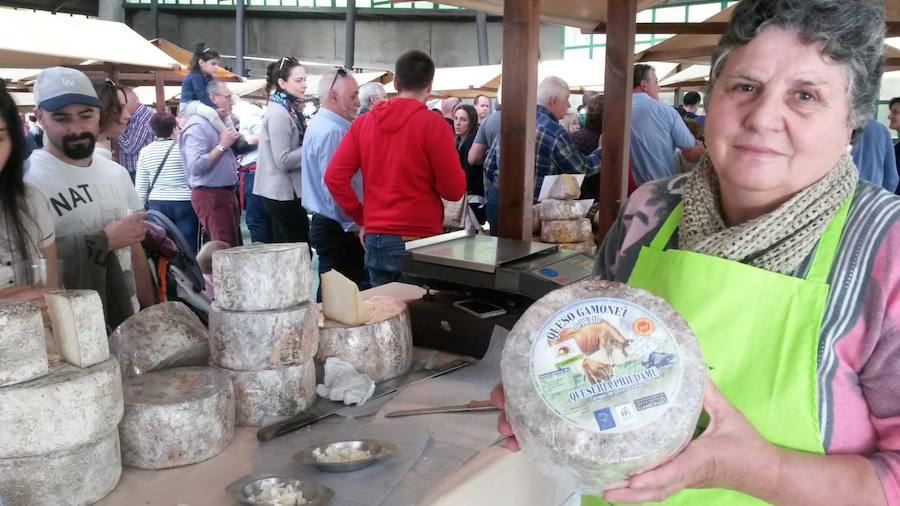Un total de 45 expositores dieron a conocer sus productos agroalimentarios como embutidos, cerveza o panes, de los cuales 27 eran queserías que pusieron a la ventas sus mejores quesos. 