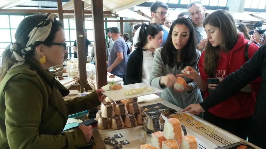 Un total de 45 expositores dieron a conocer sus productos agroalimentarios como embutidos, cerveza o panes, de los cuales 27 eran queserías que pusieron a la ventas sus mejores quesos. 