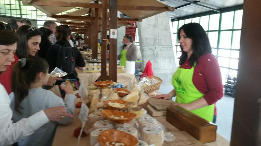Un total de 45 expositores dieron a conocer sus productos agroalimentarios como embutidos, cerveza o panes, de los cuales 27 eran queserías que pusieron a la ventas sus mejores quesos. 