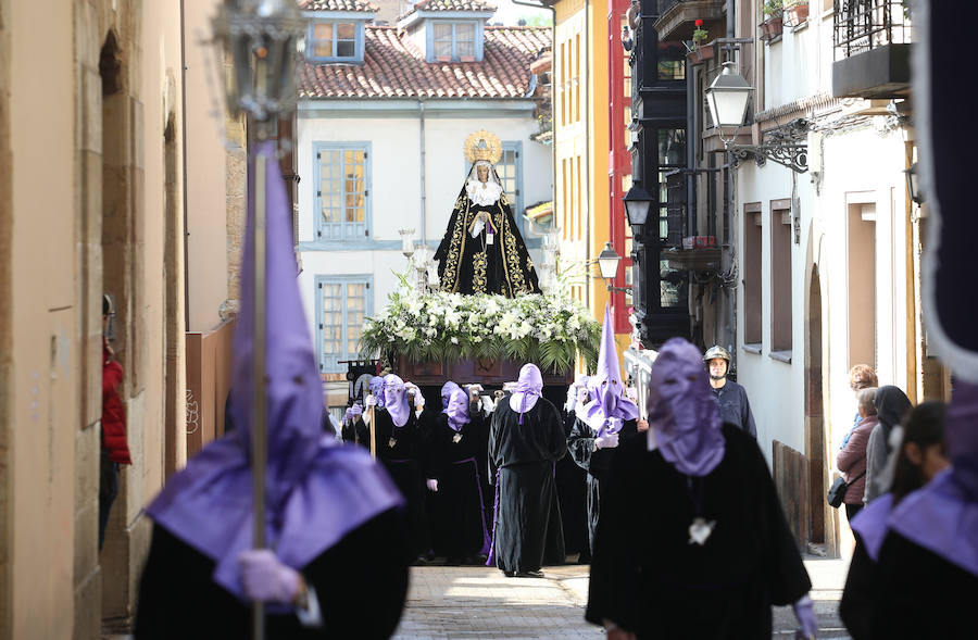 La procesión de la Virgen de la Soledad transcurrió entre decenas de personas por las calles de Oviedo. La cita tradicional de Sábado Santo.