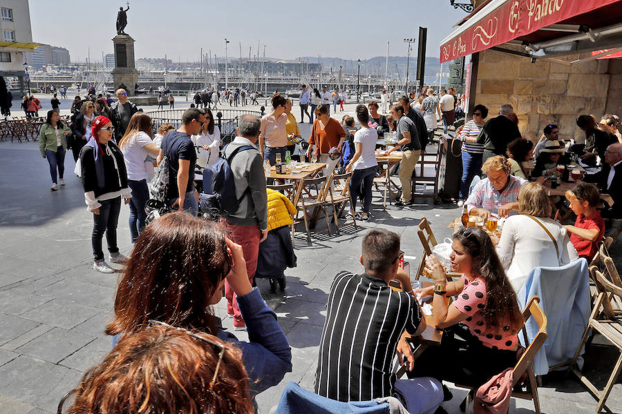 Tras unos inicios de Semana Santa con nubarrones, el buen tiempo se ha instalado el fin de semana permitiendo a propios y turistas disfrutar de los rincones de Gijón