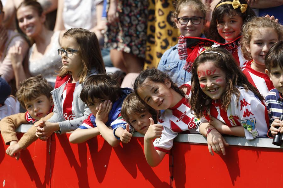 Fotos: ¿Estuviste en el derbi femenino en El Molinón? ¡Búscate!