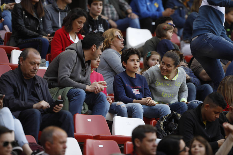 Fotos: ¿Estuviste en el derbi femenino en El Molinón? ¡Búscate!