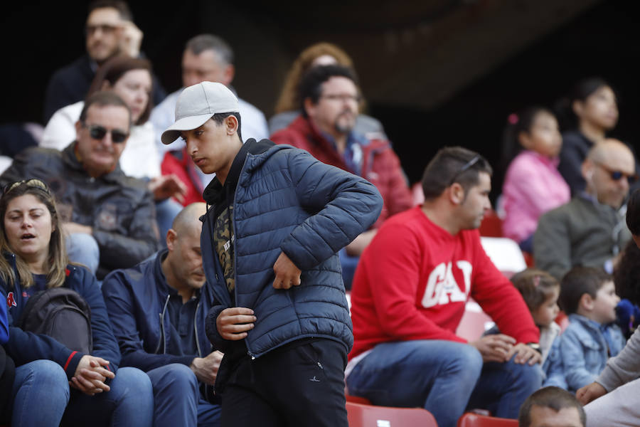 Fotos: ¿Estuviste en el derbi femenino en El Molinón? ¡Búscate!