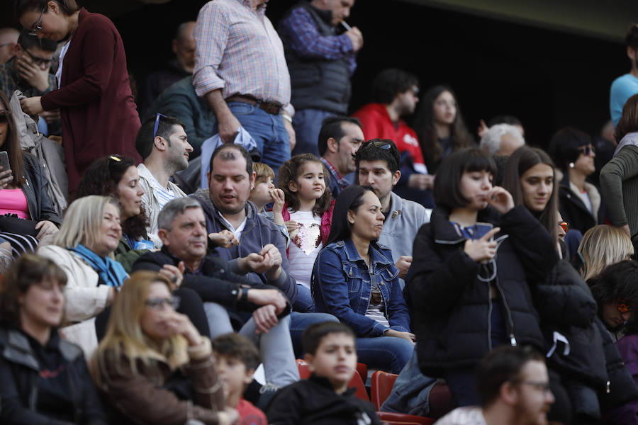 Fotos: ¿Estuviste en el derbi femenino en El Molinón? ¡Búscate!