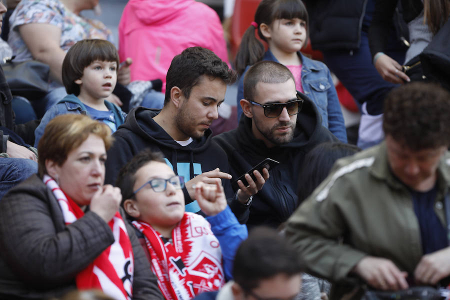 Fotos: ¿Estuviste en el derbi femenino en El Molinón? ¡Búscate!