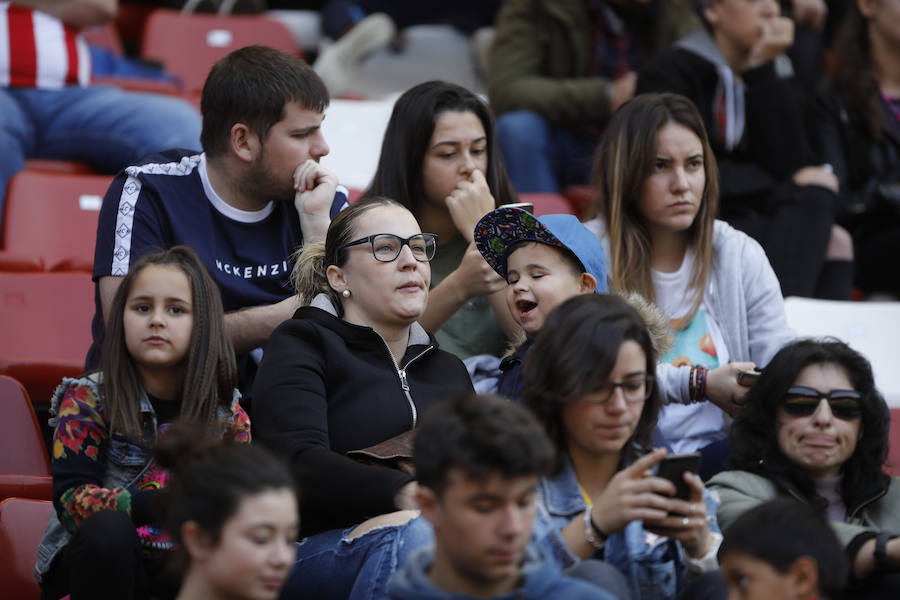 Fotos: ¿Estuviste en el derbi femenino en El Molinón? ¡Búscate!