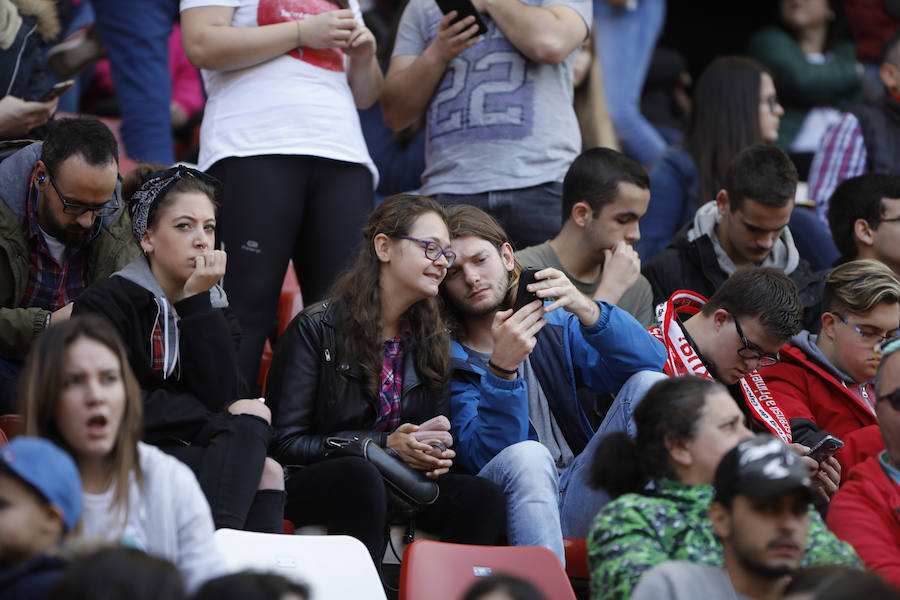 Fotos: ¿Estuviste en el derbi femenino en El Molinón? ¡Búscate!