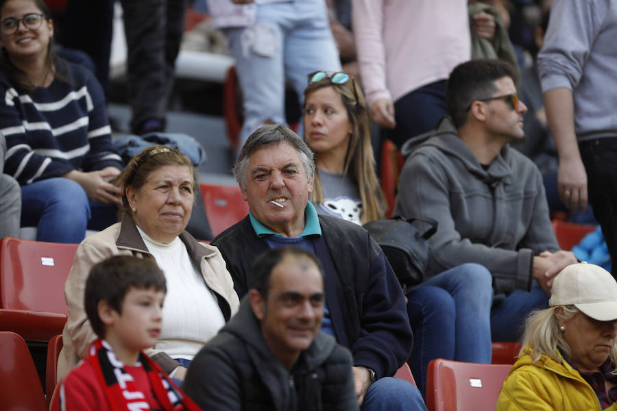 Fotos: ¿Estuviste en el derbi femenino en El Molinón? ¡Búscate!