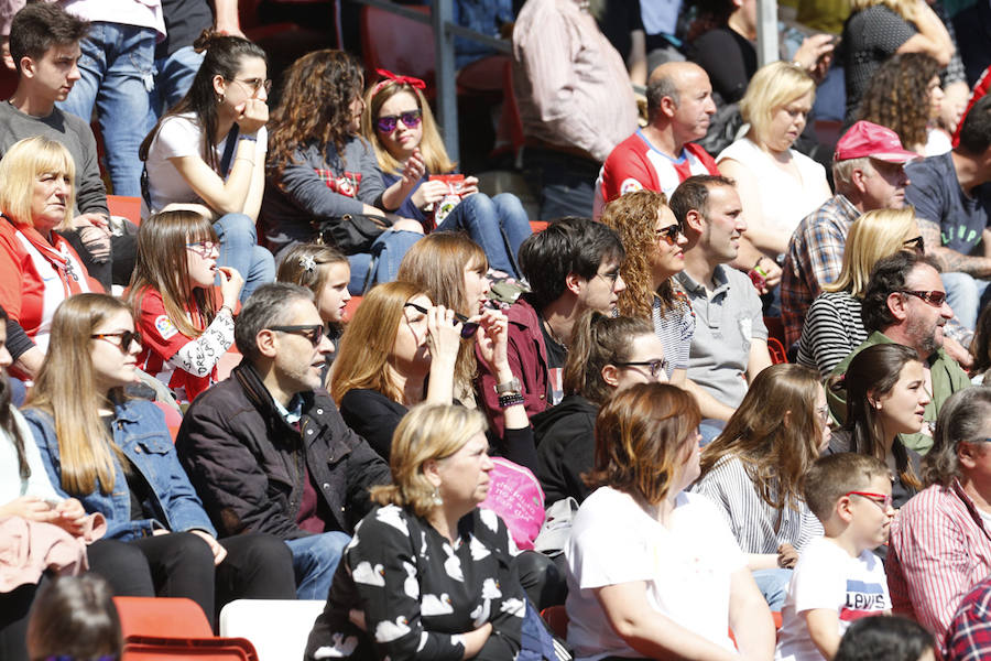 Fotos: ¿Estuviste en el derbi femenino en El Molinón? ¡Búscate!