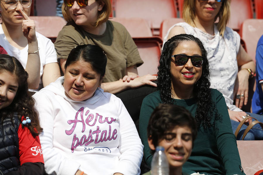 Fotos: ¿Estuviste en el derbi femenino en El Molinón? ¡Búscate!