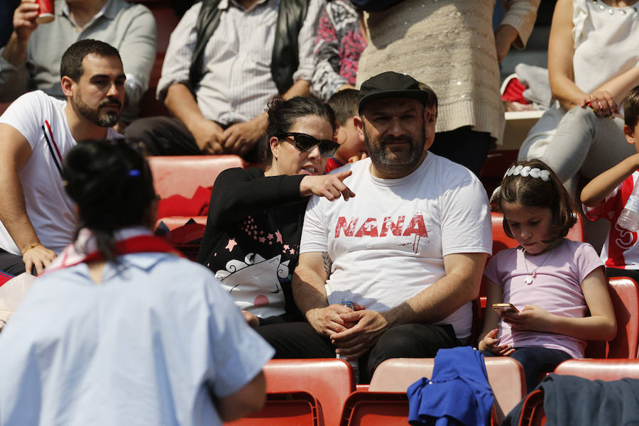 Fotos: ¿Estuviste en el derbi femenino en El Molinón? ¡Búscate!