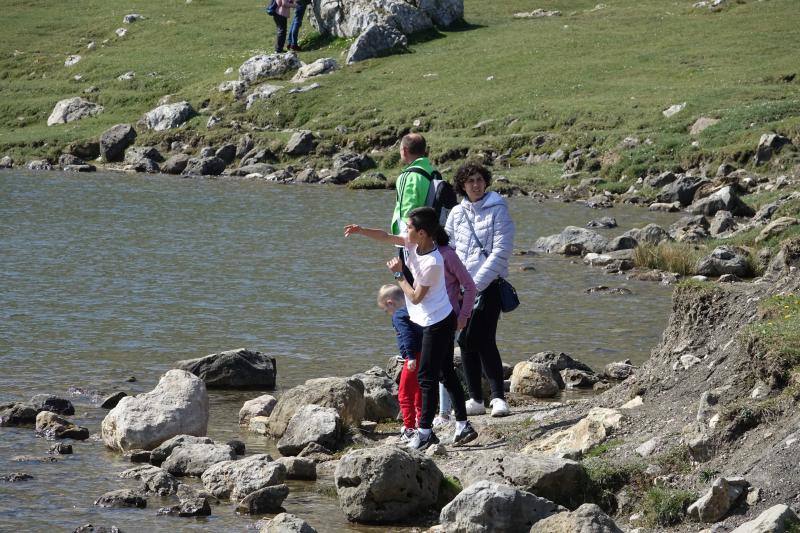 El Principado tuvo un tiempo de lo más agradable durante la jornada del Viernes Santo. Puntos de gran afluencia turística, como la costa o los Lagos de Covadonga se llenaron de visitantes
