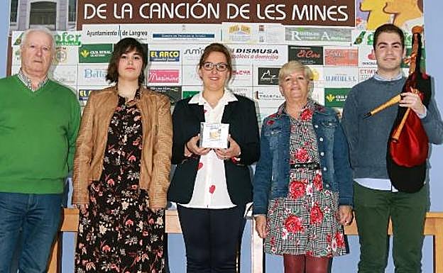 Los participantes, ayer, en la presentación del cd. 