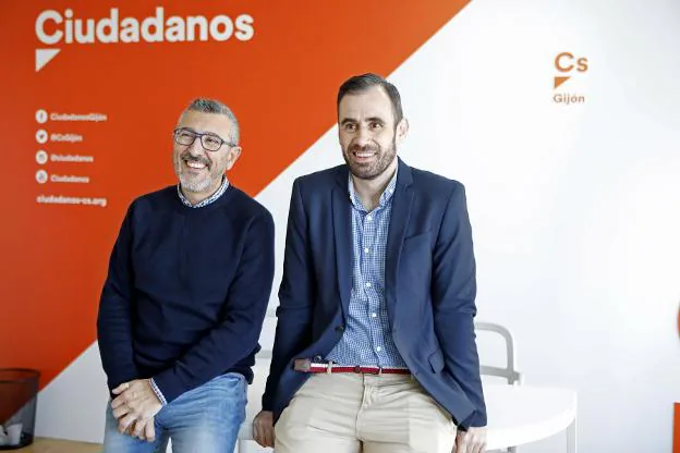 El edil José Carlos Fernández Sarasola y el coordinador de Ciudadanos Gijón, Rubén Pérez Carcedo. 