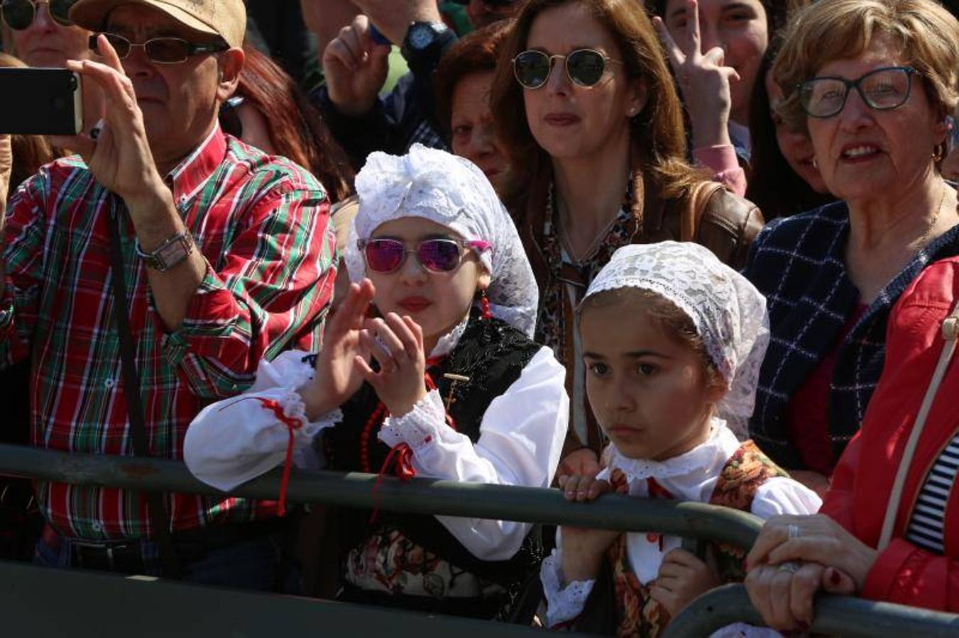 Las fiestas de El Bollo comenzaron este domingo con la lectura del pregón en la plaza de España y el primer desfile de carrozas por las calles del centro de la ciudad, abarrotadas de público en una jornada calurosa