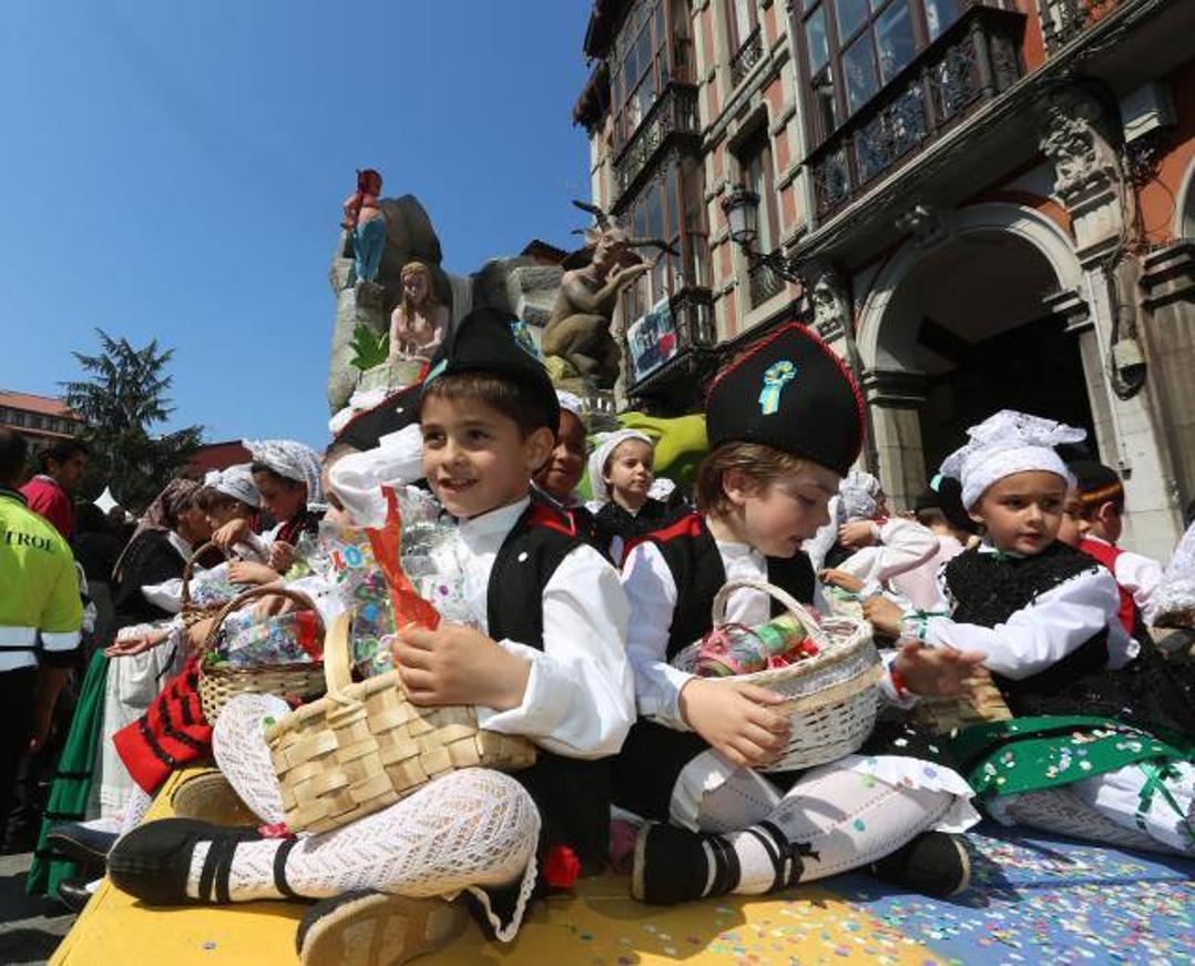 Las fiestas de El Bollo comenzaron este domingo con la lectura del pregón en la plaza de España y el primer desfile de carrozas por las calles del centro de la ciudad, abarrotadas de público en una jornada calurosa