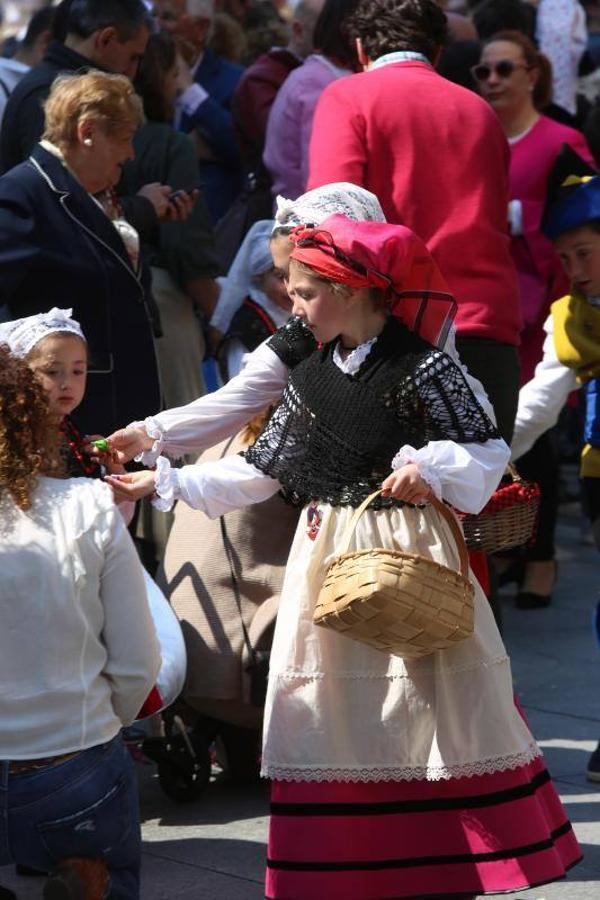 Las fiestas de El Bollo comenzaron este domingo con la lectura del pregón en la plaza de España y el primer desfile de carrozas por las calles del centro de la ciudad, abarrotadas de público en una jornada calurosa