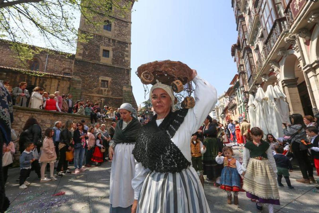 Las fiestas de El Bollo comenzaron este domingo con la lectura del pregón en la plaza de España y el primer desfile de carrozas por las calles del centro de la ciudad, abarrotadas de público en una jornada calurosa