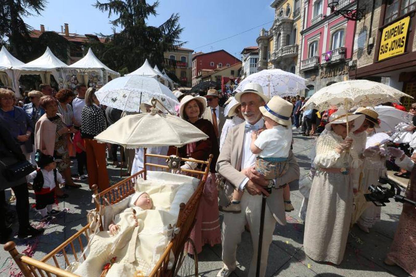 Las fiestas de El Bollo comenzaron este domingo con la lectura del pregón en la plaza de España y el primer desfile de carrozas por las calles del centro de la ciudad, abarrotadas de público en una jornada calurosa