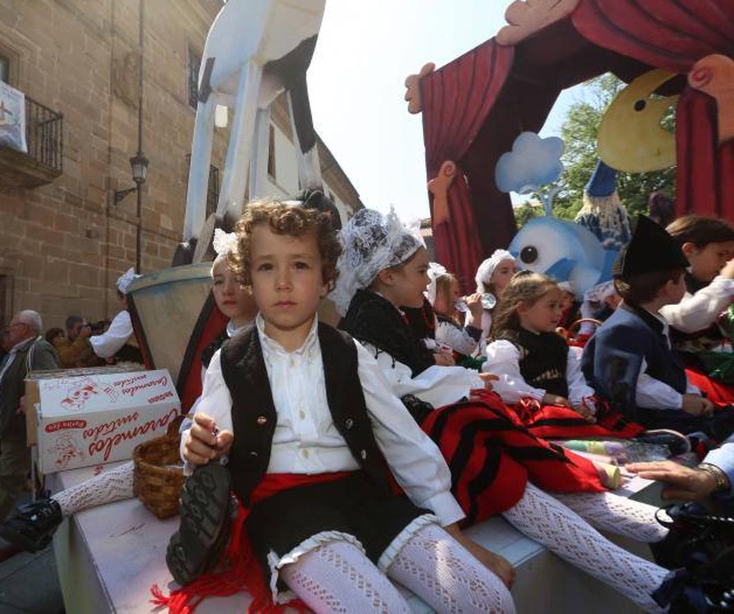 Las fiestas de El Bollo comenzaron este domingo con la lectura del pregón en la plaza de España y el primer desfile de carrozas por las calles del centro de la ciudad, abarrotadas de público en una jornada calurosa