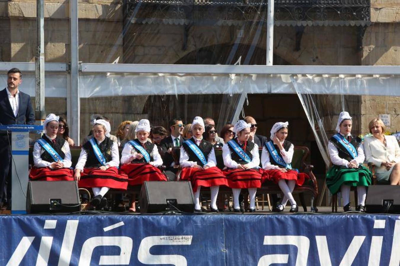 Las fiestas de El Bollo comenzaron este domingo con la lectura del pregón en la plaza de España y el primer desfile de carrozas por las calles del centro de la ciudad, abarrotadas de público en una jornada calurosa