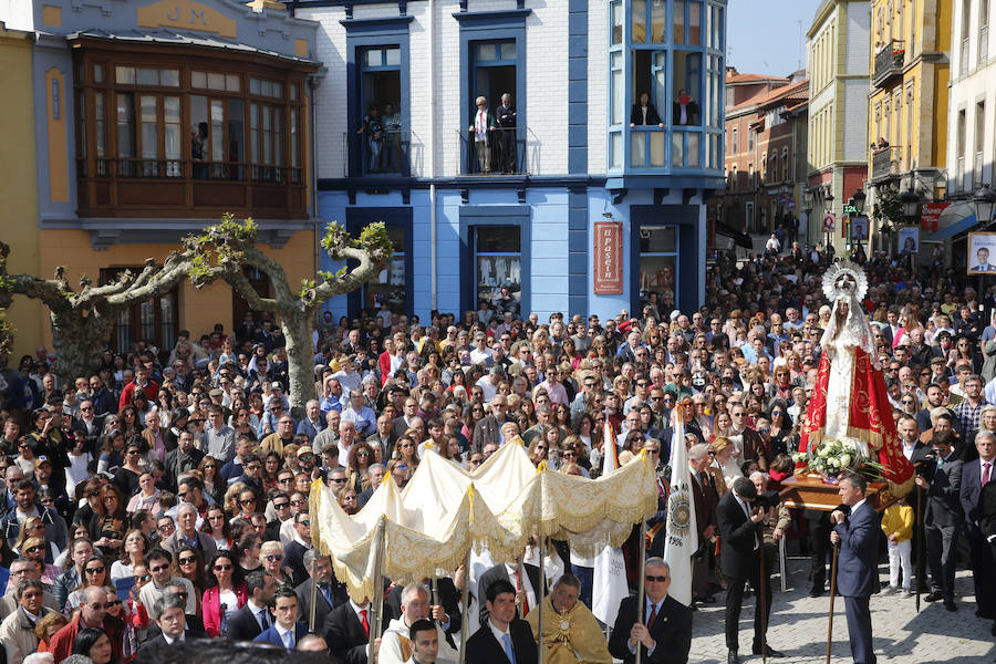 La actriz asturiana ha disfrutado de la procesión este domingo por la mañana en compañía de su hija. Muchos de los vecinos de la localidad han querido saludar a la candasina.