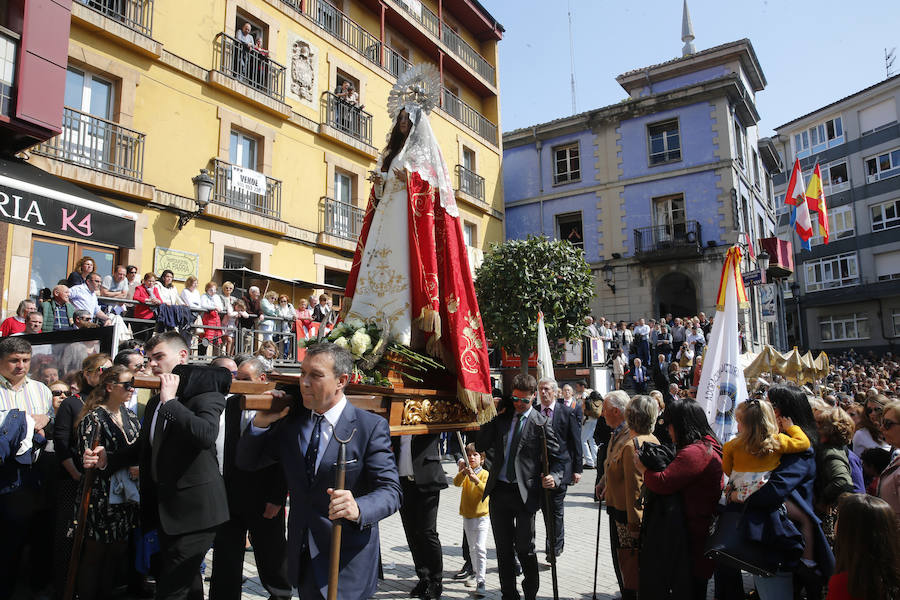 La actriz asturiana ha disfrutado de la procesión este domingo por la mañana en compañía de su hija. Muchos de los vecinos de la localidad han querido saludar a la candasina.