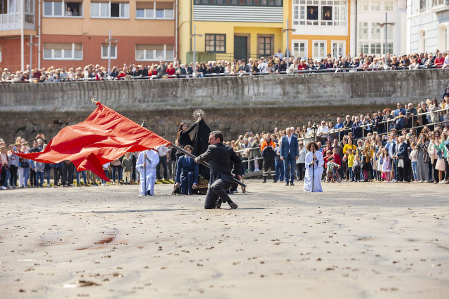 La Procesión de la Venia en la Playa de La Ribera en Luanco (Asturias) ha recreado un año más el encuentro entre la Virgen y el hijo en el Domingo de Pascua.